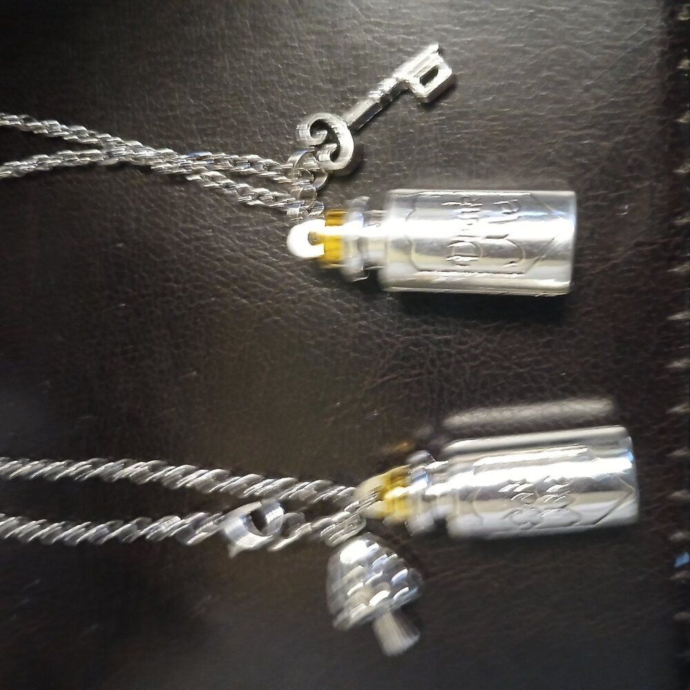 2 Disney Alice In Wonderland "DRINK ME" & "EAT ME" Charm Key Necklaces - Picture 8 of 9